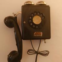 Telefono d’epoca a muro con disco combinatore 