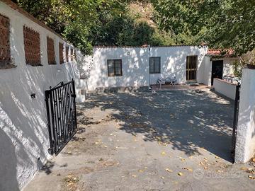 Piccola villetta parzialmente isolata