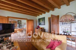 Villa di 480 m² con più di 5 locali e posto auto a