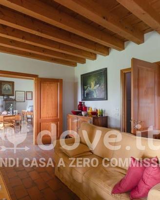 Villa di 480 m² con più di 5 locali e posto auto a