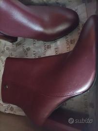 Stivaletti in pelle di colore bordeaux