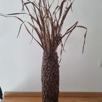 vaso in vimini intrecciato con piante secche