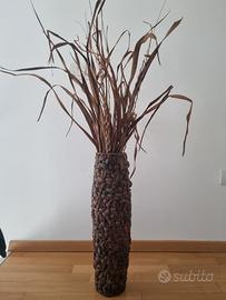vaso in vimini intrecciato con piante secche