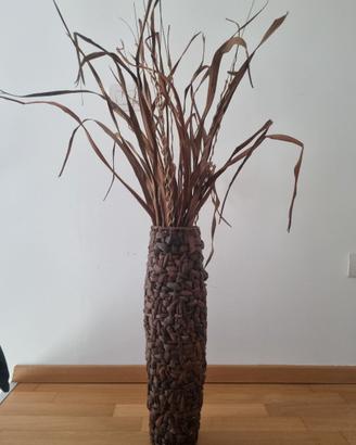 vaso in vimini intrecciato con piante secche