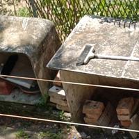 Due Contenitori in cemento rinforzato per liquidi