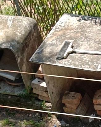 Due Contenitori in cemento rinforzato per liquidi