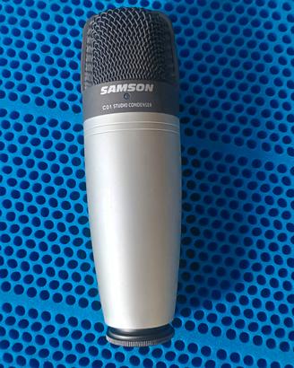 microfono a condensatore da studio Samson C01.

