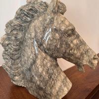 Scultura testa di cavallo in marmo venato anni '70