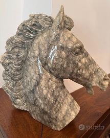 Scultura testa di cavallo in marmo venato anni '70