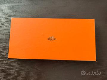 Hermès Paris accessorio in pelle magnetico