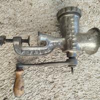 nr.2 macchine tritacarne in ghisa  manuale