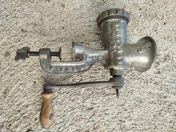 nr.2 macchine tritacarne in ghisa  manuale