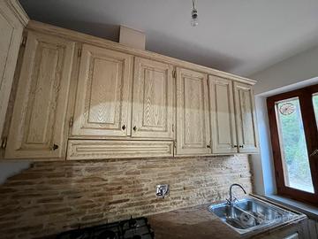 Cucina completa ad angolo con piano in marmo
