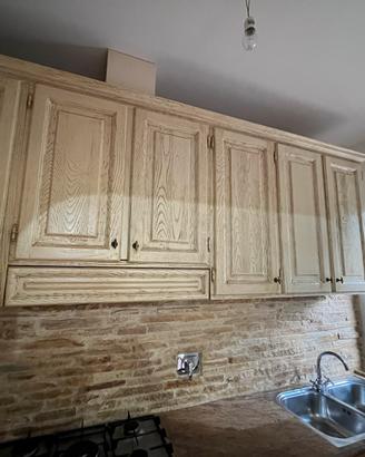 Cucina completa ad angolo con piano in marmo