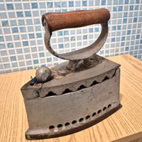 Ferro da stiro antico per collezionisti