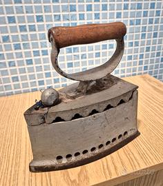 Ferro da stiro antico per collezionisti