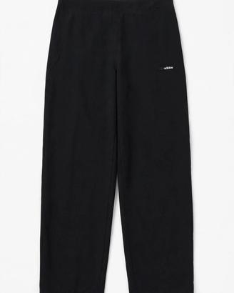 Pantalone nero Adidas comodo e versatile