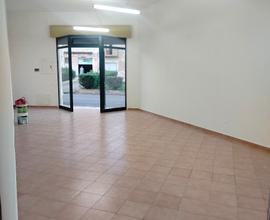 Basso commerciale di 120 mq con cortile