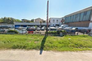 Capannone, con area edificabile