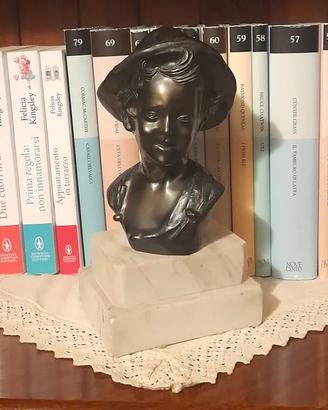 Statua bambino su base in marmo crepa dietro al co