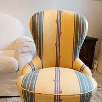 poltroncina foderata in cotone bianco