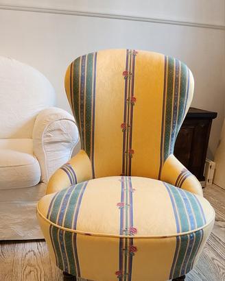 poltroncina foderata in cotone bianco