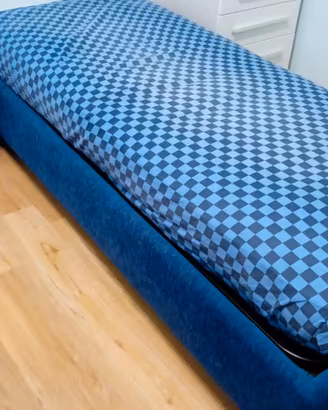 letto singolo blu con contenitore e imbottito