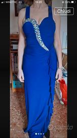 Abito da cerimonia colore blu elettrico.