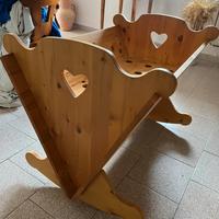 Culla a dondolo in legno