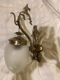 Applique in ottone e globo in vetro satinato