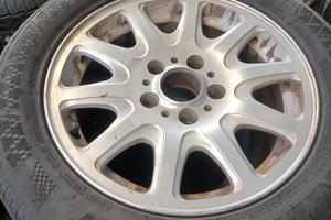 Gomme estive con cerchi in lega BMW  e coprimozzi