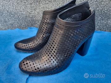 Scarpe in pelle traforate 