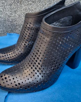 Scarpe in pelle traforate 