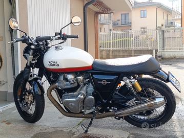 Royal Enfield Interceptor 650, Giacca e Casco