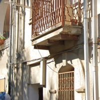 Casetta da ristrutturare a Pizzoni con terreno
