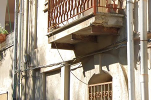 Casetta da ristrutturare a Pizzoni con terreno