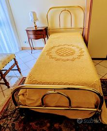 Letto singolo, testata ottone dorato