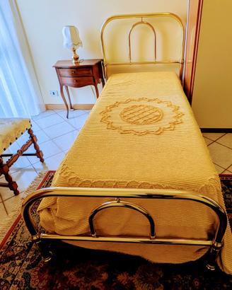 Letto singolo, testata ottone dorato