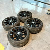 Cerchi in lega neri da 17” MAK con pneumatici 70%