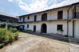 Tipica casa lombarda da ristrutturare