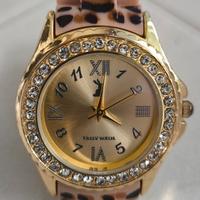 Orologio da polso leopardato dal design distintivo