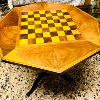 Tavolo ottagonale con scacchiera
