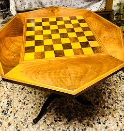 Tavolo ottagonale con scacchiera