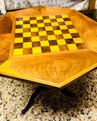 Tavolo ottagonale con scacchiera