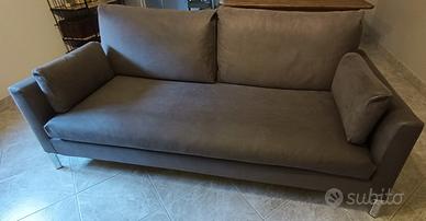 Divano grigio scuro