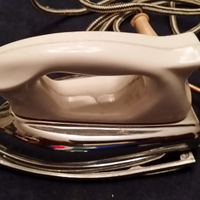 Antico mini ferro da stiro giocattolo funzionante