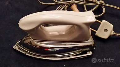 Antico mini ferro da stiro giocattolo funzionante