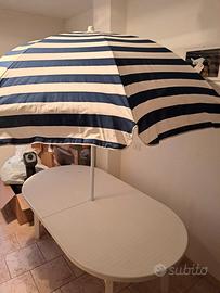 Tavolo da giardino allungabile con ombrellone