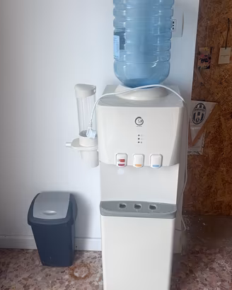 Dispenser acqua a boccione caldo e freddo