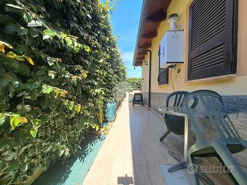 PORZIONE DI BIFAMILIARE A GIUGLIANO IN CAMPANIA